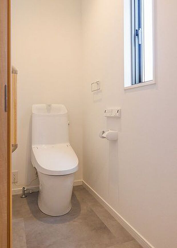 LIXIL製のシャワートイレ『ベーシア』を採用。ムダな物は無くスッキリとしたデザインですので、落ち着いた空間となっております。