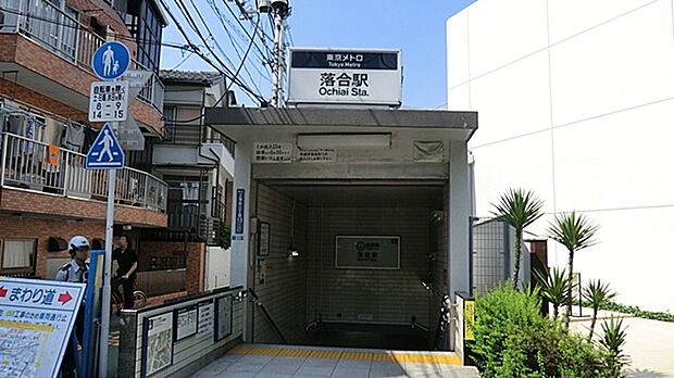 東西線が乗り入れており、中野駅から先は中央線の三鷹方面、西船橋駅からは総武線の津田沼方面へ直通運転しています。