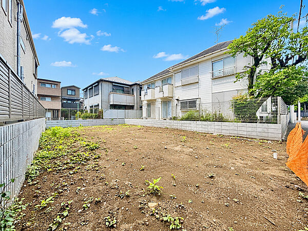 敷地全体を有効活用でき、設計の幅が広がる整形地。現状更地ですので、建築までの工程もスムーズです。撮影年月：2026年7月