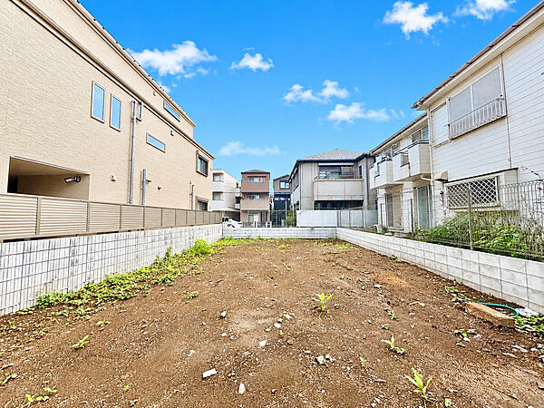 道路から距離があり、静かでプライバシー性の高い住まいとなります。カースペースも確保しています。撮影年月：2026年7月