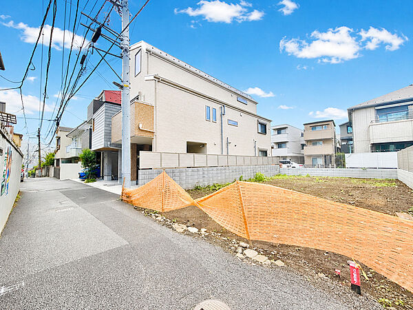 前面道路幅員は約4ｍ。綺麗に舗装されており、お車の通行や駐車もスムーズに行うことができます。撮影年月：2026年7月