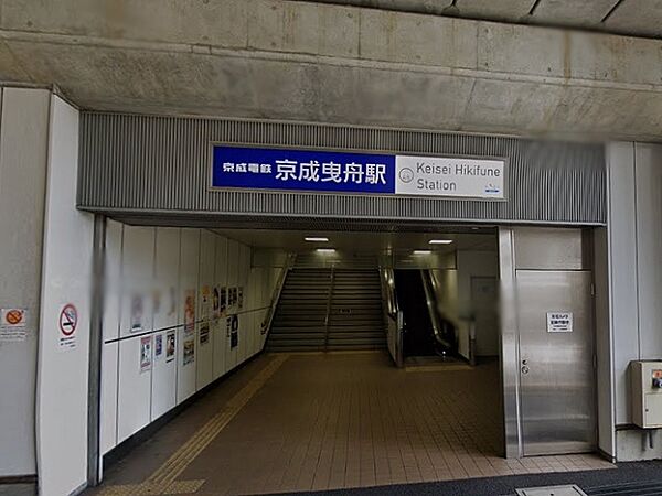 凄く綺麗や便利です。駅内はファミマがあります。