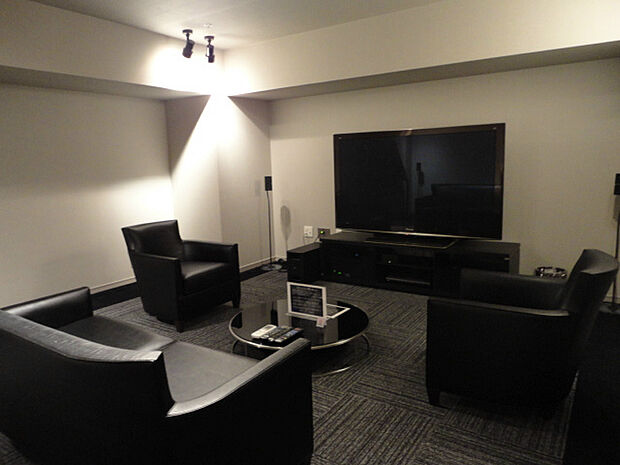 シアタールームには大画面のテレビと大迫力の音響設備が整ったお部屋です。