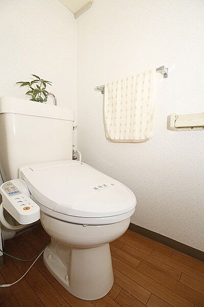 画像14:温水洗浄便座付きトイレ