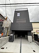 六甲駅より徒歩16分 築1年 3階建の賃貸物件