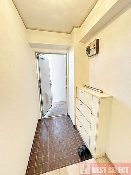 奥行きのあるスタイリッシュな玄関スペース
