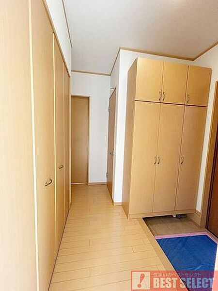 玄関収納が豊富で、シューズだけでなくアウトドアグッズなど使い勝手の良いスペースです