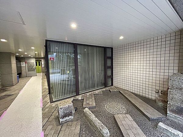 清潔感のあるエントランスが住まう方を心地よく迎えます。