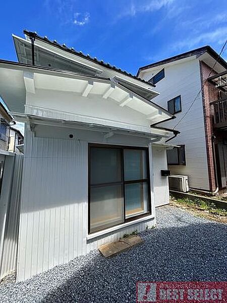 買い物施設が徒歩圏内に揃う、利便性の高い住まいです。