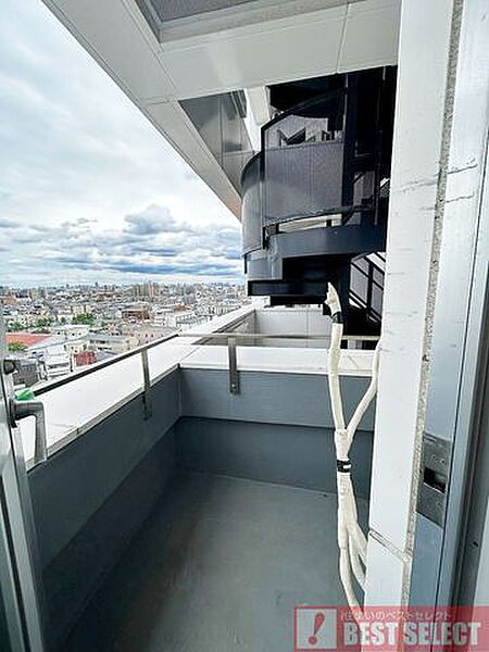 南東向きのバルコニーは毎日のお洗濯もカラっと乾きそうです。