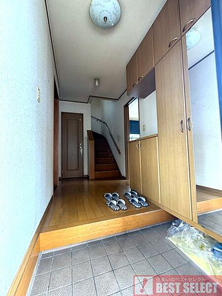 ご家族みんなのシューズを並べてもゆとりのある玄関スペース