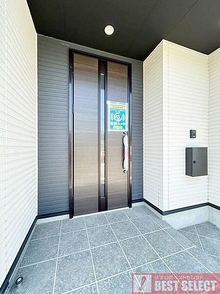 雨の日でも安心して出入りできる屋根付き玄関ポーチです。