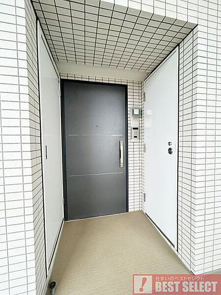 アルコーブあり。ドアの開閉時に部屋の中が見えないプライベートに配慮した造りです。
