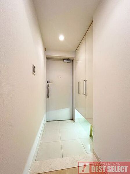 ご家族みんなのシューズを並べてもゆとりのある玄関スペース