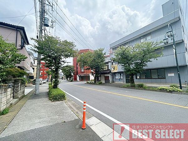 前面道路は南側15ｍ私道で駐車もスムーズ。