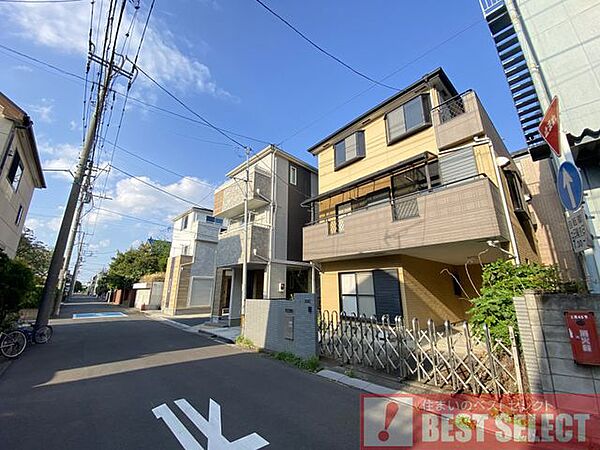 前面道路は西側6.0ｍ公道で車庫入れもスムーズです。