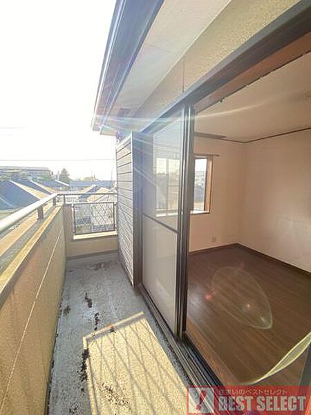 南面に広がるバルコニー。2部屋から出入り可能で風通しの良い空間が保てます。