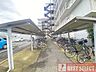 その他：駐輪場は屋根付きなので雨の日も安心ですね！ピカピカの自転車も安心して駐輪できそう！
