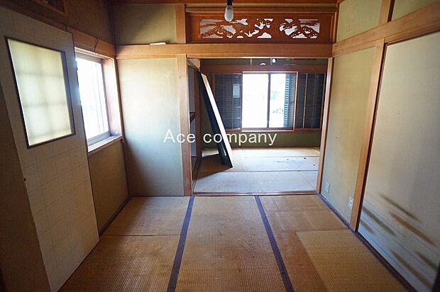 【2階：中央和室4帖】各居室に廊下へのドアがありますので、中央の和室も独立したお部屋としてご使用できます。