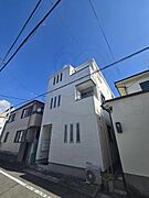 甲子園口駅より徒歩2分 築9年7ヶ月 3階建の賃貸物件