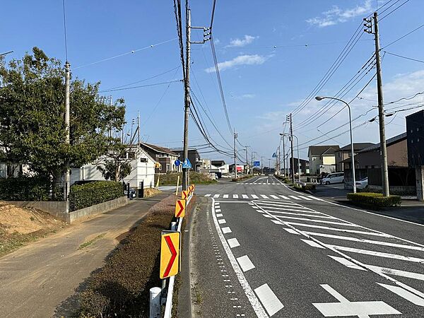 前面道路は幅員の広い県道です。