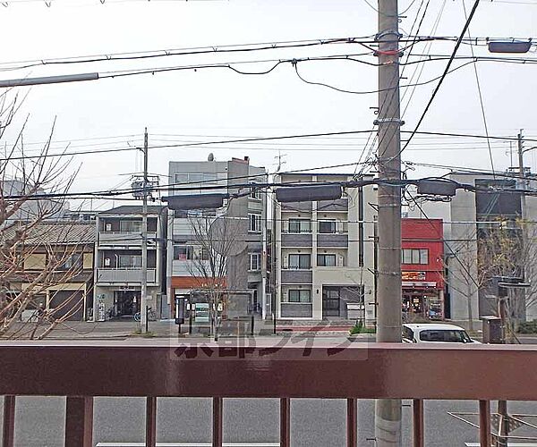 画像12:バルコニーからの景色です。東大路通りに面しているので日当たり良いです。