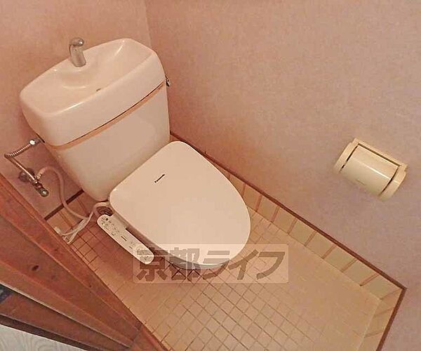 トイレ：ウォシュレット機能付きのトイレです。