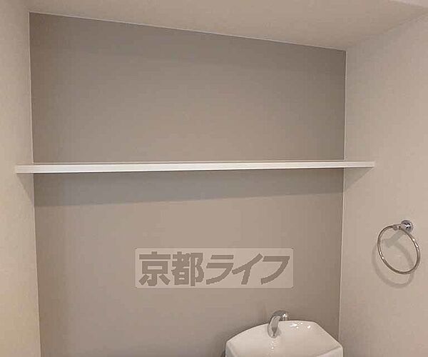 画像28:トイレ上部にも便利な棚があります。