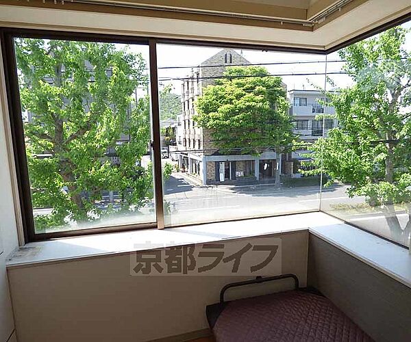 画像9:大きな窓の開放的な出窓スペースです。