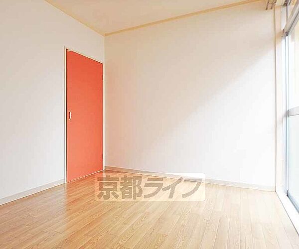 画像4:オレンジの収納扉のあるお部屋です。