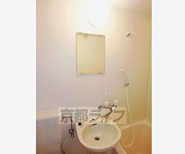 画像12:大きな鏡の洗面台です。