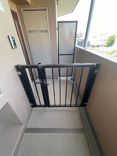 プライバシーを守りやすい玄関ポーチ付きの共用廊下です。