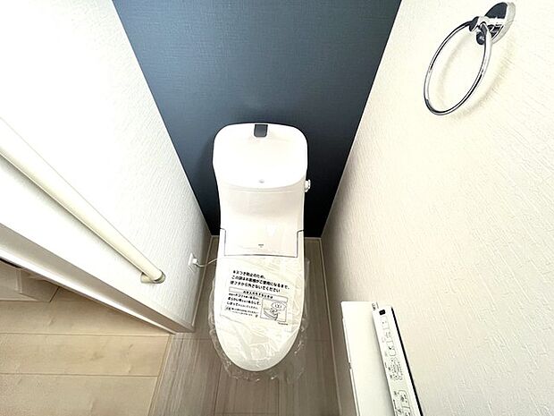1階トイレ もちろんウォシュレット機能付き。憩いの場としてひそかに注目度の高いお手洗いにもご注目ください。 