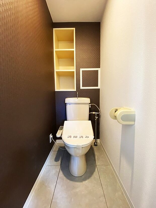 トイレはやっぱり白が1番落ち着きますね。もちろん衛生面でも嬉しいウォシュレット機能付きです。 