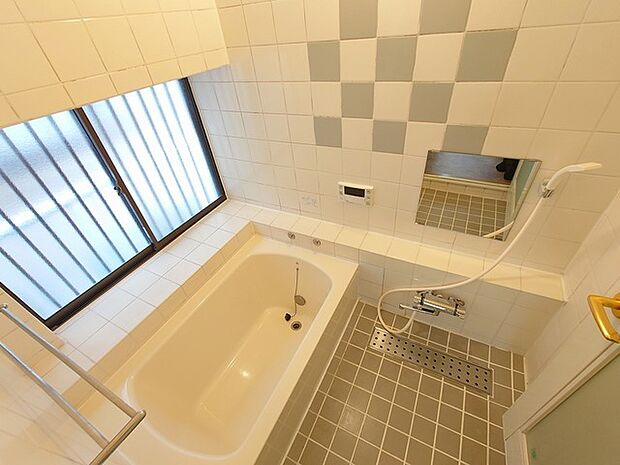浴室は湿気がたまりやすく、換気扇だけでは心配。。。窓をあければお風呂がカラっと乾きます。 