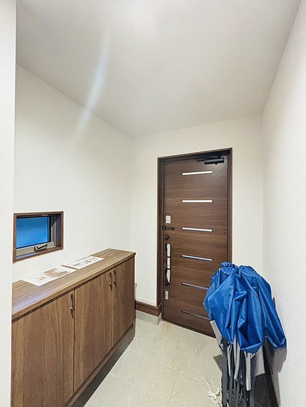 誰も住んだことのない家の玄関スペース。あたらしい木のにおいを感じていただけると思います。 