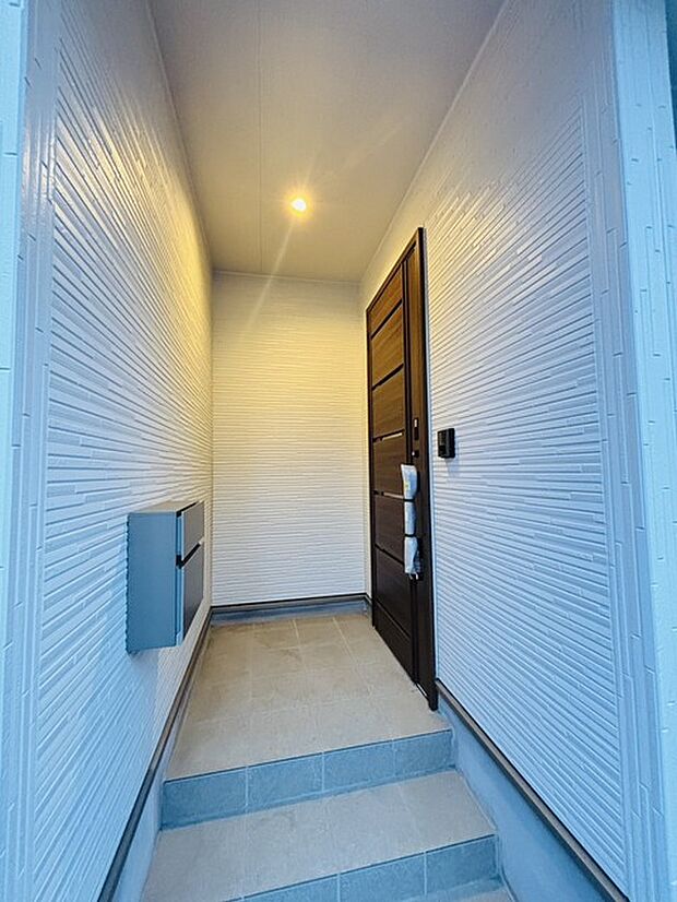 ポーチのついた新築分譲物件。玄関の印象はいかがでしょうか?入口からご覧ください。