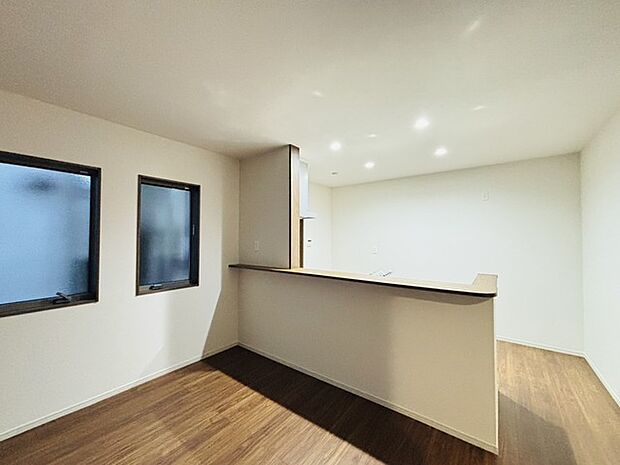 対面キッチンがご家族の温かい時間を演出。