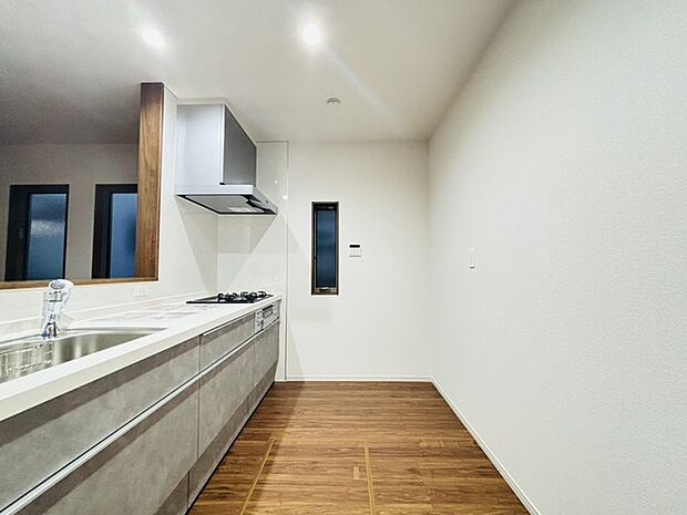 キッチン裏の空間もしっかり確保。カップボードも大きなものを置けそうです。