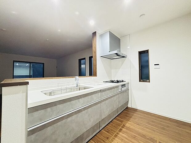 新築ならでは特典。未使用でスベスベの人造大理石を撫でてみてください。 