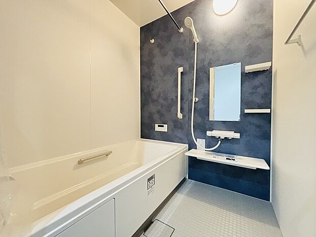 広々1坪タイプのゆったり浴室ユニット。防カビ・抗菌素材なのもうれしい。