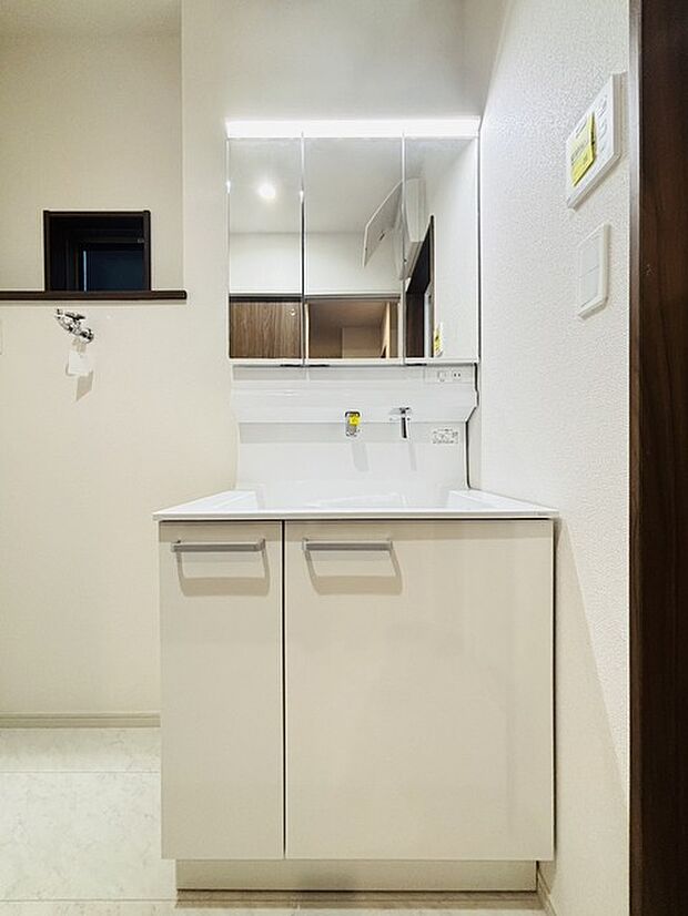 収納力と機能性に優れた、お手入れラクラク洗面化粧台。