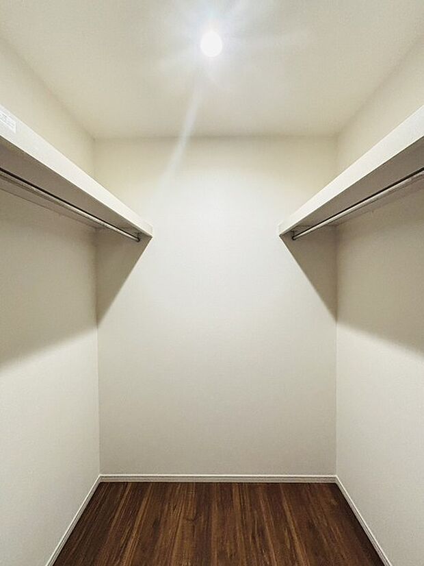 収納力と使い勝手がうれしいウォークインクローゼットがあります 