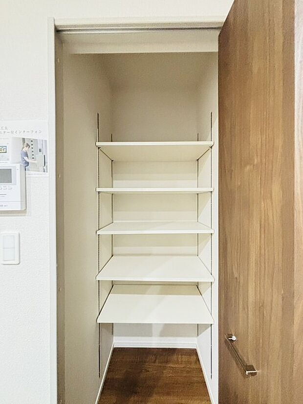 キッチン横にはパントリー収納。食品の蓄えは防災用としても。 