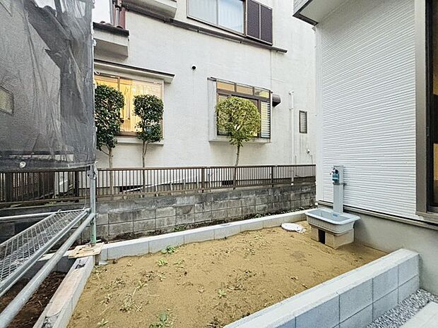 小さなお庭はメンテナンスが楽でちょうど良いかも知れませんね。 