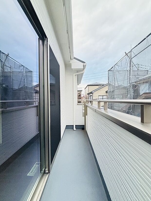 南側に面したワイドな幅のバルコニー、カラッと洗濯物が乾きそう。