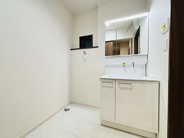 洗面台横にランドリーコーナーもゆったり。ドラム式洗濯機も置けそう。