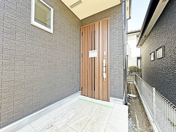 ポーチのついた新築分譲物件。玄関の印象はいかがでしょうか?入口からご覧ください。