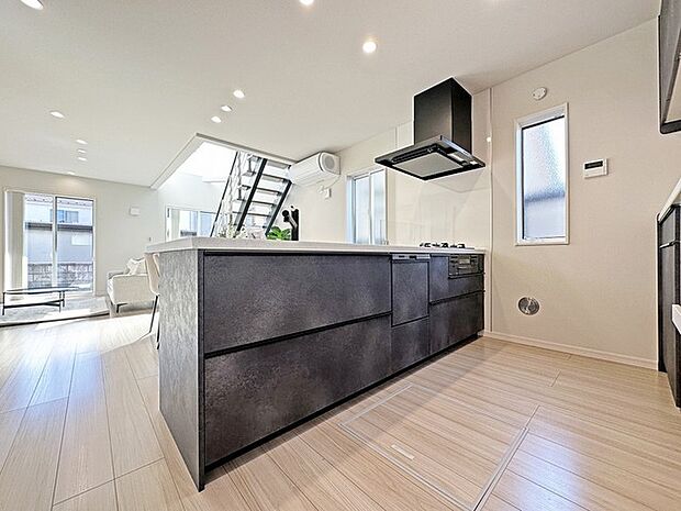 ご家族みんながゆったりくつろげる広々リビング。