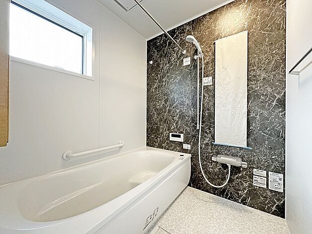 広々1坪タイプのゆったり浴室ユニット。防カビ・抗菌素材なのもうれしい。